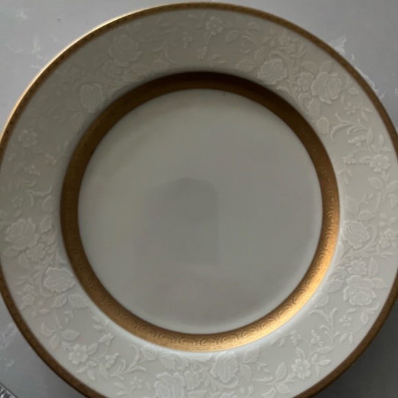 Mikasa Antique Lace Pattern Bread and Butter Plates (6) - Picture 2 of 3